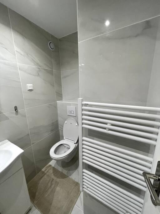 Appartement Cosy Et Moderne Proche De Disneyland Бюссі-Сен-Жорж Номер фото